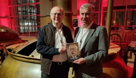 Carl Devlies en Guy Vanautgaerden met het boek